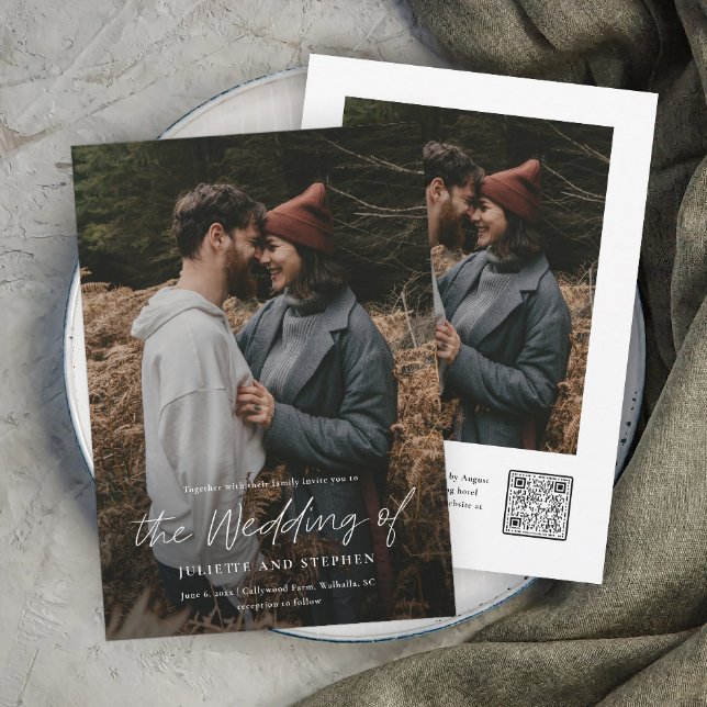 Modernes Script Einfache QR-Foto Hochzeit Einladung (Minimal photo wedding invitation with modern script and QR Code RSVP with additional photo on back.)