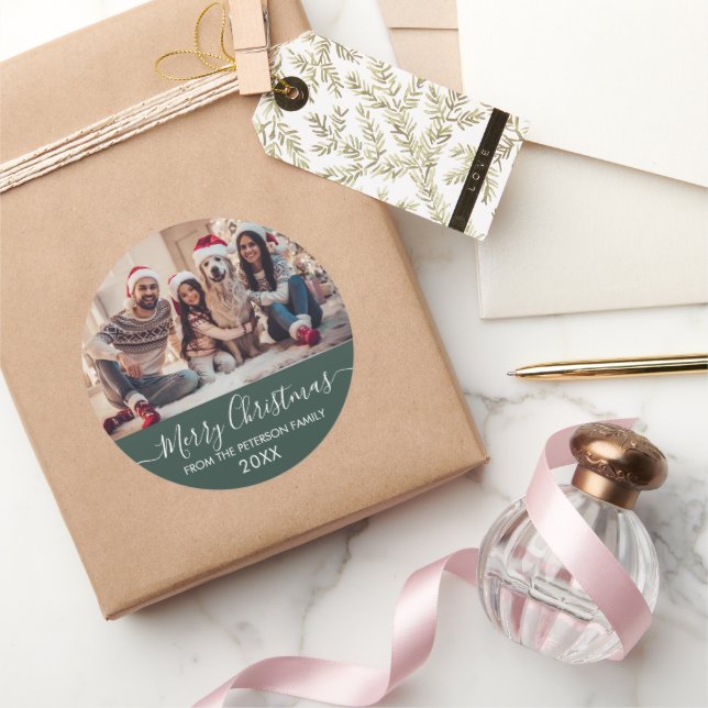Modernes Script Familie Foto Grün Frohe Weihnachte Runder Aufkleber (Schenken)