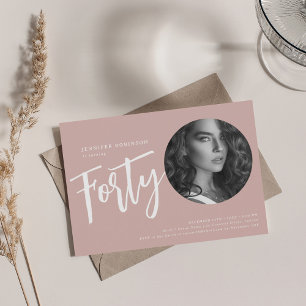 Modernes Script Foto 40. Geburtstag Dusty Rose Pin Einladung