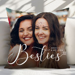 Modernes Script-Foto-Besties-Geschenk Kissen<br><div class="desc">Das moderne Script Foto Besties Gift Throw Kissen ist ein schicker und personalisierter Zuhause-Accessoire, der die unzerbrechliche Bindung zwischen besten Freunden feiert. Dieses Kissen mit elegantem, modernem Skripttext und einem anpassbaren Foto-Raum lasse Ihnen, mit Ihrem Geschmack eine beliebte Erinnerung zu präsentieren. Aus weichem, hochwertigem Stoff gefertigt, ist es perfekt, um...</div>
