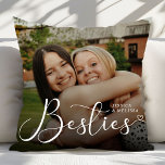 Modernes Script-Foto-Besties-Geschenk Kissen<br><div class="desc">Das moderne Script Foto Besties Gift Throw Kissen ist ein schicker und personalisierter Zuhause-Accessoire, der die unzerbrechliche Bindung zwischen besten Freunden feiert. Dieses Kissen mit elegantem, modernem Skripttext und einem anpassbaren Foto-Raum lasse Ihnen, mit Ihrem Geschmack eine beliebte Erinnerung zu präsentieren. Aus weichem, hochwertigem Stoff gefertigt, ist es perfekt, um...</div>