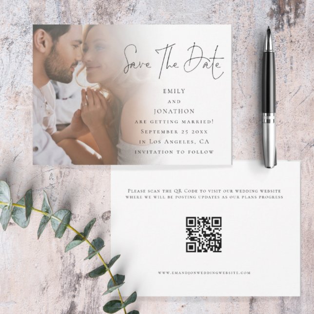 Modernes Script-Foto QR-Hochzeitsszenario speicher Save The Date (Front and back view. Available digitally and printed. Part of a large matching wedding suite.)