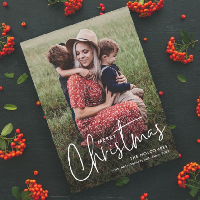 Modernes Script Frohe Weihnachten Einfaches Foto (Modern Script Merry Christmas Photo Holiday Card with Handwritten Typographic Overlay.)