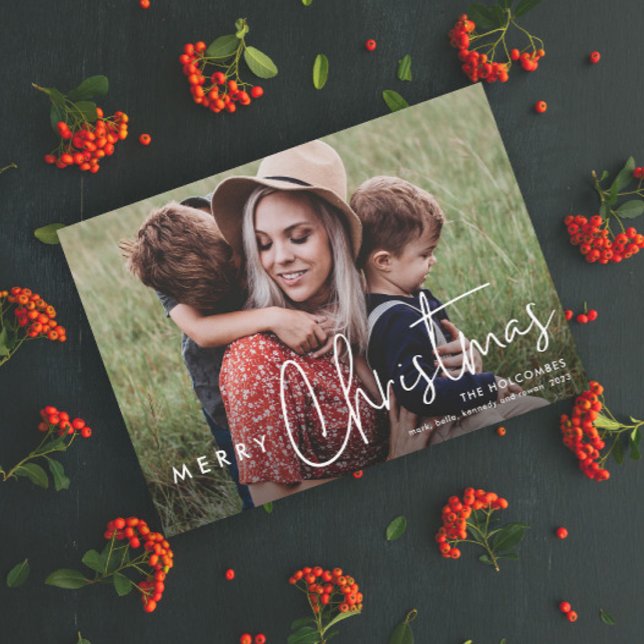 Modernes Script Frohe Weihnachten Einfaches Foto (Modern Script Merry Christmas Photo Holiday Card with Handwritten Typographic Overlay.)
