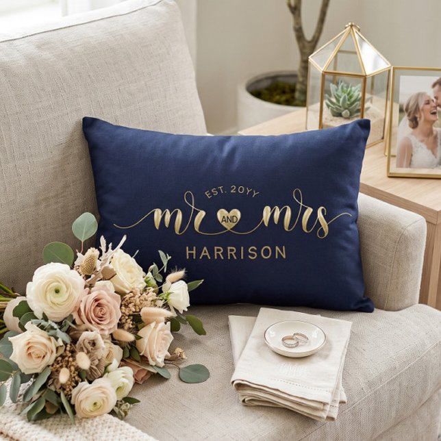 Modernes Script Gold Mr. und Mrs. Newlyweds Gesche Dekokissen (Von Creator hochgeladen)