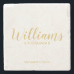 Modernes Script Gold Personalisierte Trauzeugen Steinuntersetzer<br><div class="desc">Modernes Script White und Gold Personalisierte Trauzeugen Untersetzer mit dem Namen des personalisierten Trauzeugen im modernen kalligraphischen Stil mit Titel und Hochzeitstag in modernen Sans Serif Schriftart Stil auf weißem Hintergrund. Auch perfekt für Trauzeugin, Blütenmädchen, Brautmutter, Trauzeuge, Trauzeuge und mehr. Bitte beachten Sie: Die Details der Folie werden im Kunstwerk...</div>