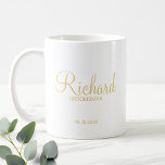 Modernes Script Gold Personalisierter Trauzeuge Kaffeetasse<br><div class="desc">Moderne Gold Personalisierte Trauzeuge Geschenke mit dem Namen des personalisierten Trauzeugen in modernem, goldenen Drehbuch Schriftart Stil mit Titel und Hochzeitstag in modernen Sans Serif Schriftart Stil. Auch perfekt für Trauzeuge, Brautvater, Brautjungfrau, Trauzeugin, Brautmutter und mehr. Bitte beachten Sie: Die Details der Folie werden im Kunstwerk simuliert. Bei der Herstellung...</div>