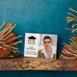 Modernes Script Grad Cap Einfaches Abschluss Foto Fotoplatte<br><div class="desc">Modernes Script Grad Cap Einfaches Abschluss Foto Plaque. Glückwünsche die GRAD! Herzlichen Glückwunsch zu ihrem wohlverdienten Erfolg und feiern sie mit dieser schönen Tischplatte mit Ständer Ständer. Alle Texte sind so vorbereitet,  dass Sie sie einfach und schnell mit Ihren eigenen Details personalisieren können.</div>