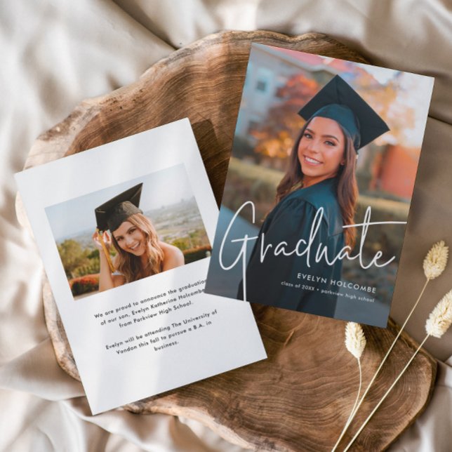 Modernes Script Graduate Einfaches Foto Abschluss Ankündigung (Modern handwritten photo graduation invitation announcements.)