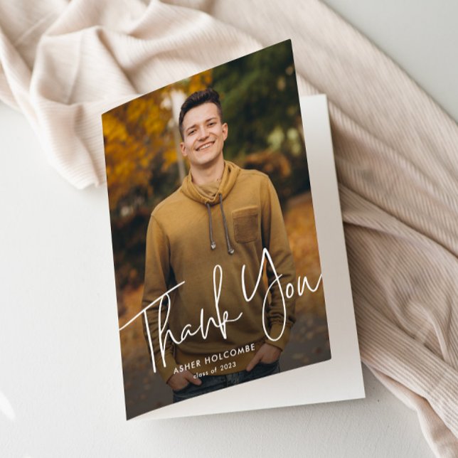 Modernes Script Graduate Einfaches Foto Abschluss Dankeskarte (Modern Handwritten Script Photo Graduation Folded Thank You Card.)