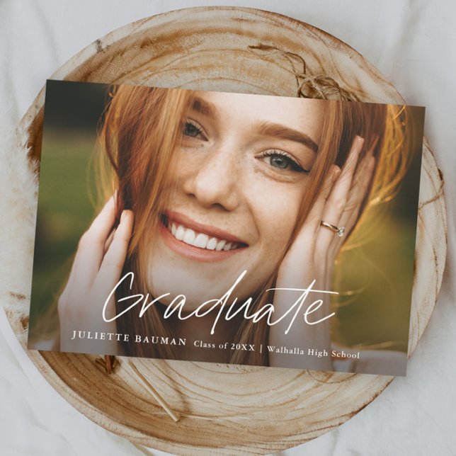 Modernes Script Graduate Einfaches Foto Abschluss Einladung (Simple modern script photo graduation invitation announcement.)