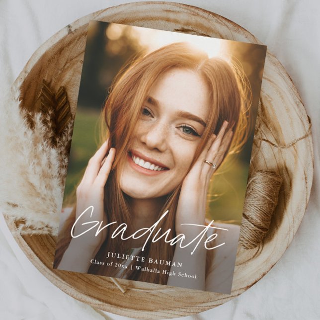 Modernes Script Graduate Einfaches Foto Abschluss Einladung (Modern handwritten script photo graduation invitation announcement.)