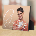 Modernes Script Graduate Foto Fotoplatte<br><div class="desc">Akryllischer Abschluss-Block-Sake mit Ihrem Lieblings-Foto,  Ihrem Namen,  Klasse und Graduate in schicken weißen Schriften. Ideal für sich selbst oder als Geschenk für Eltern und Großeltern. PASSENDE Artikel in unserem Geschäft.</div>