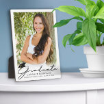 Modernes Script Graduate Foto Keepake Fotoplatte<br><div class="desc">Einfaches DIY-Design mit einfachem Upload des Fotos Ihres Absolventen auf dieser Sohle-back-Plakette mit einem modernen, stilvollen Drehbuch-Titel GRADUATE mit einem schwarzen Graduiertendeckel und personalisiert mit dem Namen, der Schule oder der Uni und dem Klassenzjahr Ihres Absolventen. FOTO TIPP: Wählen Sie ein Foto mit dem Thema in der Mitte und/oder schneiden...</div>