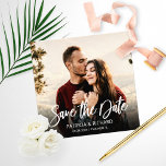 Modernes Script Hochzeitbudget Save the Date Foto<br><div class="desc">BITTE BEACHTEN SIE: Dieses Budget beinhaltet Save the Date keine Umschläge,  kann auf 12x18 Einladungen oder Postkarten übertragen werden.</div>