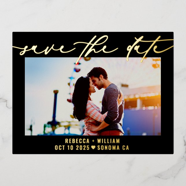 Modernes Script Hochzeitsschreiben Save the Date P Folie Einladungspostkarte (Vorderseite)