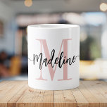 Modernes Script Monogram Custom Jumbo Jumbo-Tasse<br><div class="desc">Elegante, moderne, gigantische Kaffeemaschine mit individuelle Name und Monogramm in einem trendigen, handgeschriebenen Schriftzeichen-Design in minimalistisch rot und schwarz, dieses große typografisch angetriebene Design macht ein großartiges Geschenk für Mitarbeiter, Lehrer, Trainer, Freundinnen, Freunde, Ehefrauen, Töchter oder andere Arbeits- oder Familienmitglieder! Diese großartige XL Jumbo Tasse ist für das Büro oder...</div>