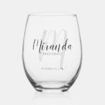 Modernes Script Personalisiert Bridesmaienname Weinglas Ohne Stiel<br><div class="desc">Fügen Sie Ihrer Hochzeit eine persönliche Touch mit einem personalisierten Brautgeschenk hinzu. Dieses Design zeichnet sich durch den personalisierten Namen der Brautjungfrau aus, der im Stil eines grauen, modernen Drehbuch-Schriftartes und Monogramm im hellgrauen, modernen Schriftart-Stil als Hintergrund mit Titel und Hochzeitsdatum in grauem, modernem Sans Serif Schriftart Stil. Auch perfekt...</div>