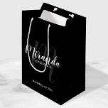 Modernes Script Personalisiert Bridesmaiers Black Mittlere Geschenktüte<br><div class="desc">Personalisierte Bridesmaids Geschenktasche mit personalisiertem Brautjungwein im modernen,  weißen Schriftart-Stil und Monogramm in grauem,  modernem Drehbuch-Schriftart als Hintergrund mit Titel und Hochzeitdatum in weißem,  modernen Sans Serif Schriftart Stil auf schwarzem Hintergrund. Auch perfekt für Trauzeuge,  Trauzeuge,  Ringträger,  Brautvater,  Trauzeugin,  Blume Mädchen,  Brautmutter und vieles mehr.</div>