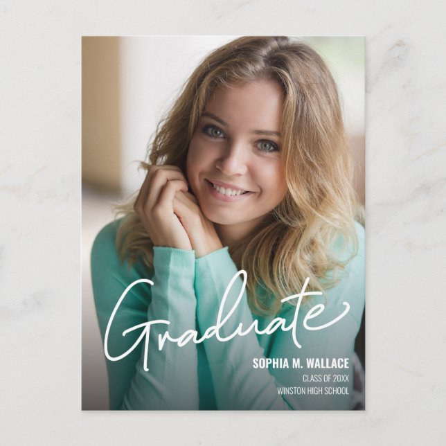 Modernes Script Personalisiert Graduate Foto Ankündigungspostkarte (Vorderseite)