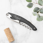 Modernes Script Personalisiert Trauzeuge Waiter's  Kellnermesser<br><div class="desc">Personalisierter Trauzeuge Geschenke mit dem Namen des personalisierten Trauzeugen in der modernen Schrift Schriftart Stil mit Titel in modernen sans serif Schriftart Stil auf schwarzen Korkenzieher. Auch perfekt für Trauzeuge,  Brautvater und mehr.</div>