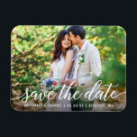 Modernes Script Save the Date Couple Foto W Magnet<br><div class="desc">Modernes Script Save the Date Verlobung Couple Foto Magnet - Weiße Schrift</div>