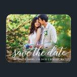 Modernes Script Save the Date Couple Foto W Magnet<br><div class="desc">Modernes Script Save the Date Verlobung Couple Foto Magnet - Weiße Schrift</div>