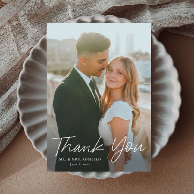 Modernes Script Simple Petite Foto Wedding Dankeskarte (Handwritten script petite wedding thank you card.)
