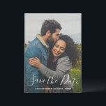 Modernes Script Typografy Foto Elegante Wedding Save The Date<br><div class="desc">Moderne Wedding Foto Save the Date Card mit einem schlichten Design mit eleganter Schriftzypografie über Ihrem Lieblingsbild. Die Rückseite hat zwei quadratische Fotos zusammen mit Ihrer persönlichen Botschaft in Schwarz und Weiß.</div>
