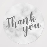 Modernes Script White Marble Wedding Vielen Dank Etiketten<br><div class="desc">Modern Script White Marble Gastgeschenk Hochzeit Danke Labels mit dem Titel "Danke" in grau modernem Script Schriftart auf weißem Marmorhintergrund.</div>