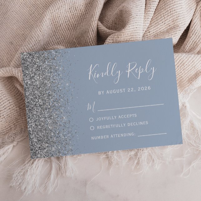 Modernes Silver Glitzer Edge Dusty Blue RSVP Karte (Von Creator hochgeladen)