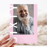 Modernes SIXTY Foto 60. Geburtstagsparty Einladung<br><div class="desc">Moderne 60. Geburtstagsfeier Einladung - Design mit einem rosa Hintergrund,  der in jede beliebige Farbe verändert werden kann,  einem Porträtfoto,  dem fett-weißen Schriftart "SIXTY" und einer eleganten Geburtstagsvorlage,  die leicht personalisiert werden kann. Stilvoll,  trendig und perfekt für jedes Alter!</div>