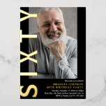 Modernes SIXTY Foto 60. Geburtstagsparty Einladung<br><div class="desc">Fügen Sie diesem beliebten Design ein bisschen Luxus hinzu, indem Sie goldene Folienschrift hinzufügen. Moderne 60. Geburtstagsfeier Einladung - Design mit einem schwarzen Hintergrund, der in jede beliebige Farbe verändert werden kann, einem Porträtfoto, dem Text "SIXTY" in fett gedruckter, echter Goldfolie und einer eleganten Geburtstagsvorlage, die leicht personalisiert werden kann....</div>