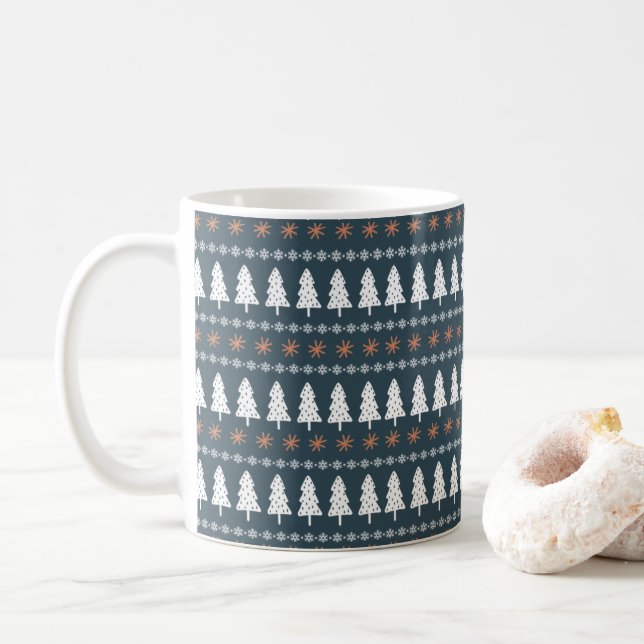 Modernes skandinavisches Weihnachtsbaummuster Kaffeetasse (Mit Donut)