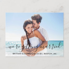 Modernes Skript, das Save the Date heiraten soll Postkarte