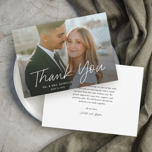 Modernes Skript Einfaches Foto Hochzeit Dankeskarte (Modern script typography simple wedding photo thank you card.)