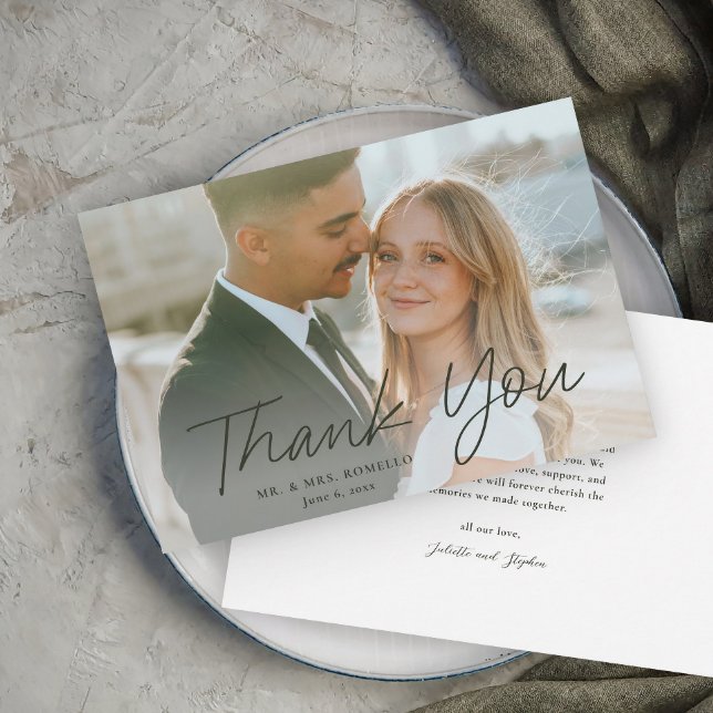 Modernes Skript Einfaches Foto Hochzeit Dankeskarte (Modern script photo wedding thank you card.)