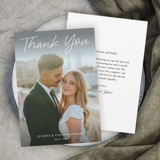 Modernes Skript Einfaches Foto Hochzeit Dankeskarte (Modern script photo wedding thank you card with full bleed photo typography overlay.)
