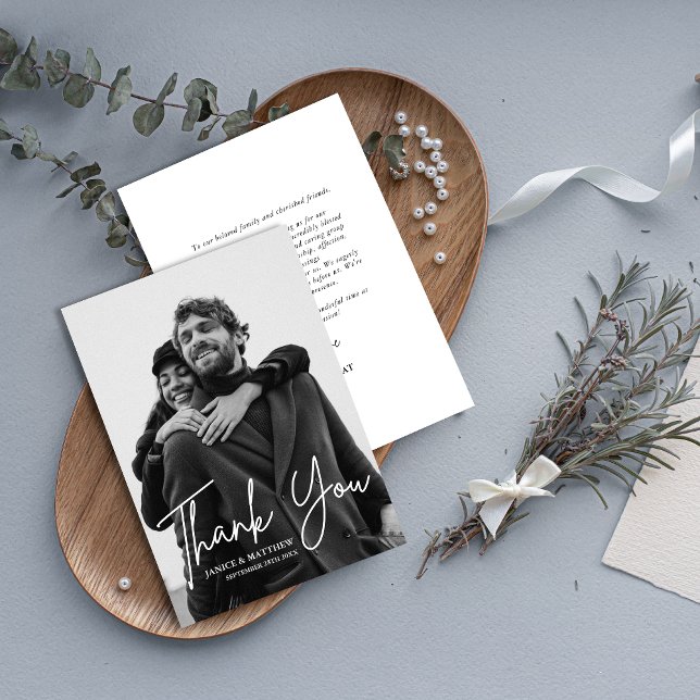 Modernes Skript Einfaches Foto Hochzeit Dankeskarte (Modern script photo wedding thank you card shares heartfelt gratitude with a personal touch)
