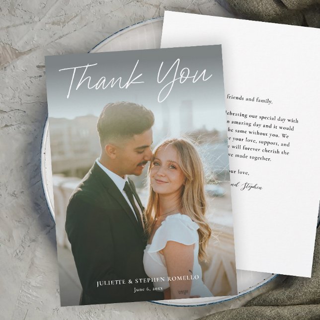 Modernes Skript Einfaches Foto Hochzeit Vielen Dan Einladung (A 2-sided Modern photo wedding thank you card with handwritten script typography overlay.)
