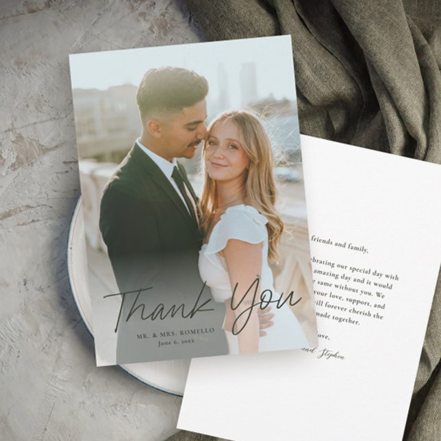 Modernes Skript Einfaches Foto Hochzeit Vielen Dan Einladung (Modern script photo wedding thank you card with full bleed photo typography overlay.)
