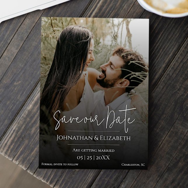 Modernes Skript-Foto-Schwarzes Overlay Save The Date (Modern Script Photo with Black Overlay Save the Date)