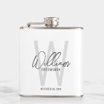 Modernes Skript Personalisiert Trauzeuge Name Flachmann<br><div class="desc">Moderne Minimalistische Personalisierte Monogramm- und Namensgeschenke Dieses Design zeichnet sich durch den Namen des personalisierten Trauzeugen in grauem,  modernem Schriftart-Stil und Monogramm in hellgrauem,  modernem Sans Serif-Schriftart-Stil als Hintergrund aus,  mit Hochzeitsdetails in grauem,  modernem Sans Serif-Schriftart-Stil,  auf weißem Hintergrund. Auch perfekt für Trauzeuge und mehr.</div>