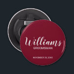 Modernes Skript Personalisiert Trauzeuge Name Flaschenöffner<br><div class="desc">Personalisierte Trauzeuge Geschenke mit dem Namen des personalisierten Trauzeugen im modernen,  weißen Script-Schriftart Stil mit Titel und Hochzeitsdatum in modernen Sans Serif Schriftart Stil auf bordeauxroten Hintergrund. Auch perfekt für Trauzeuge,  Brautvater,  Brautjungfrau,  Trauzeugin,  Brautmutter und mehr.</div>