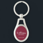Modernes Skript Personalisiert Trauzeuge Name Schlüsselanhänger<br><div class="desc">Personalisierte Trauzeuge Geschenke mit dem Namen des personalisierten Trauzeugen im modernen,  weißen Script-Schriftart Stil mit Titel und Hochzeitsdatum in modernen Sans Serif Schriftart Stil auf bordeauxroten Hintergrund. Auch perfekt für Trauzeuge,  Brautvater,  Brautjungfrau,  Trauzeugin,  Brautmutter und mehr.</div>
