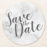 Modernes Skript White Marble Hochzeit Speichern Si Runder Pappuntersetzer<br><div class="desc">Moderne Schrift Hochzeit Speichern Sie den Date Paper Coasterfeatures Titel in grau modernen Drehbuch-Schriftart auf weißem Marmor Hintergrund.</div>