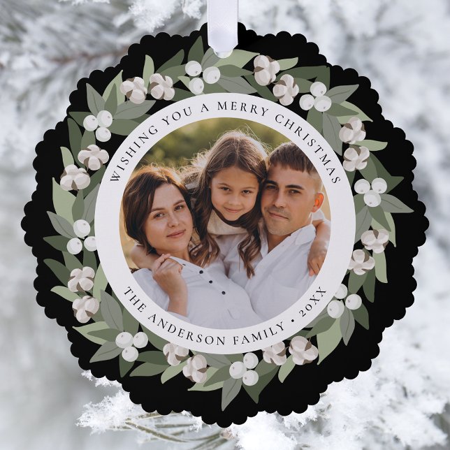Modernes Snowberry Greenery Wreath Black Foto Ornament Karte (Von Creator hochgeladen)