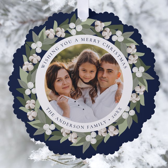 Modernes Snowberry Greenery Wreath Navy Foto Ornament Karte (Von Creator hochgeladen)