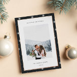 Modernes Snowflake Border Weihnachts-Foto Folien Feiertagskarte<br><div class="desc">Mit diesen Weihnachtskarten aus dem Foto können Sie Ihr Lieblings-Foto-Set auf einem modernen und minimalen Hintergrund von weißen Schneeflocken auf einem weichen,  mit Rose-Gold-Folie bestickten Schwarz teilen. Ein editierbarer Nachrichtenbereich lasse Ihnen,  Ihren Urlaubssegment in modernen Schriften zu gestalten. Fügen Sie unten Ihren Familiennamen oder Ihre Namen hinzu.</div>
