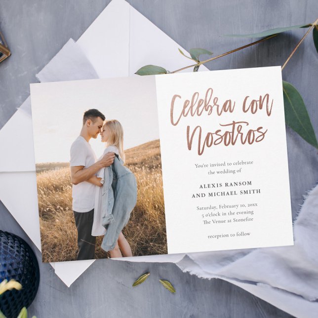 Modernes Spanisches Celebra con Nosotros Foto Wedd Einladung (Spanish 2 Photo Wedding invitation with modern rose gold foil script Celebrate with Us typography.)